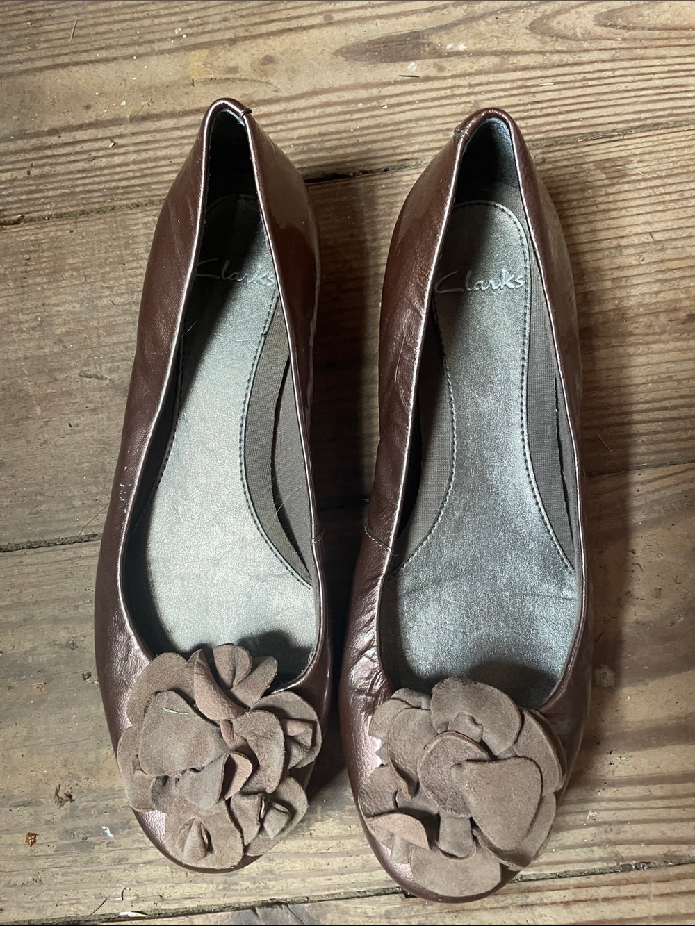 Clarks shiny Brown Leather Floral Toe Ballet Flats